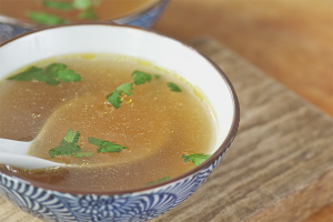  วิธีการปรุงอาหารน้ำซุปไก่โปร่งใส