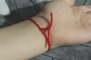  วิธีสวมด้ายสีแดงบนข้อมือ