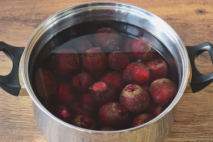  วิธีการปรุงอาหาร beets ในกระทะได้อย่างรวดเร็ว