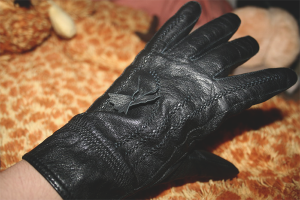  วิธีการยืดถุงมือหนัง