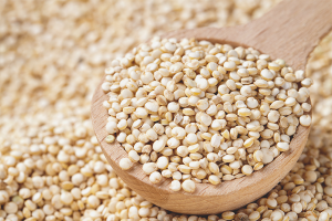  ประโยชน์และความเสียหายของ quinoa groats