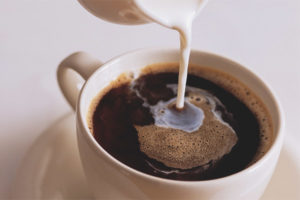  หญิงตั้งครรภ์สามารถดื่มกาแฟกับนมได้หรือไม่